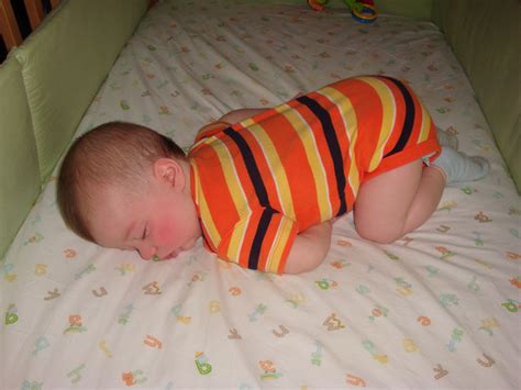 Online Funny: Baby Sleep Positions Pictures desktop wallpaper