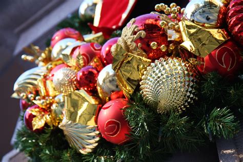 AARP Holiday Decorations | Wreath with ornaments on the faca… | Flickr