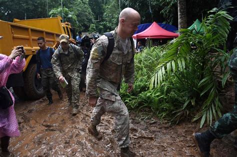 Bangkok Post - Foreign divers, soldiers join rescue at Tham Luang cave