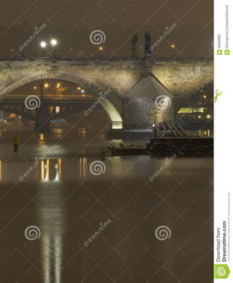 Charles Bridge in Praag stock afbeelding. Image of centrum - 66082893