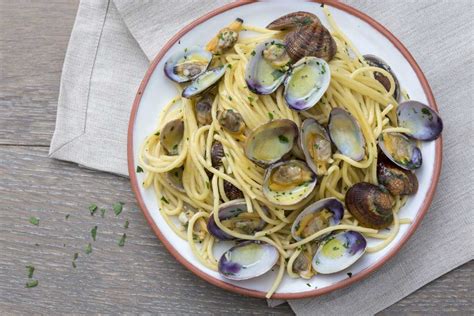 Spaghetti with clams - Italian recipes by GialloZafferano