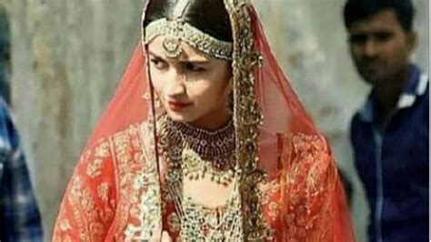 Alia Bhatt's ravishing bridal look and folk-dance sequence from Kalank ...