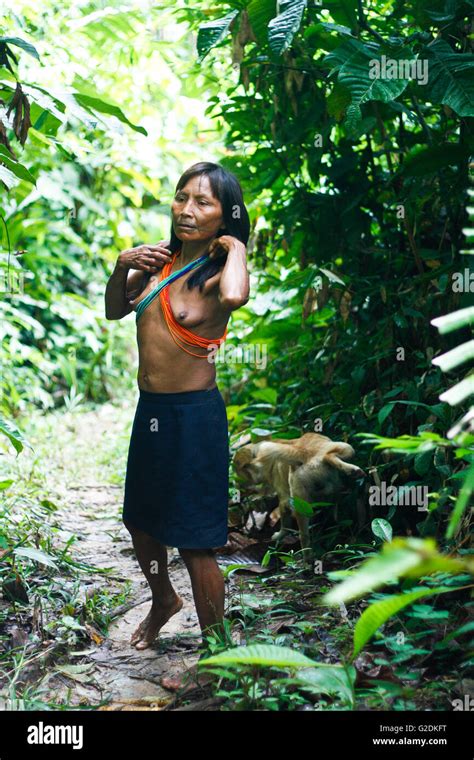 Matses woman tilling en Matses reserve. Amazon, Peru Stock Photo - Alamy