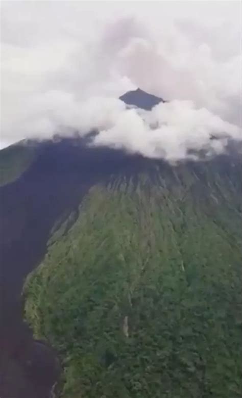 Papua New Guinea volcano: Manam erupts forcing 2,000 villagers to flee and blocking sun for ...