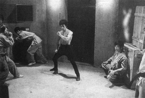 Bruce behind the scenes of Enter the dragon, rehearsing fight scenes ...