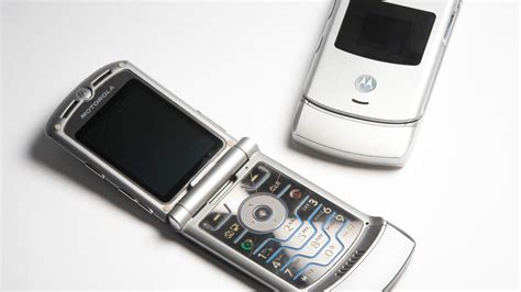 Designing an icon: How Motorola created the Razr V3 - CNET