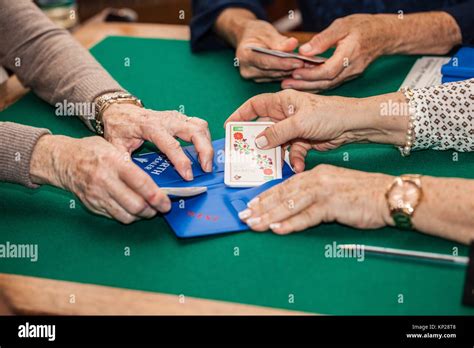 Les vieux jouent aux cartes Banque de photographies et d’images à haute résolution - Alamy