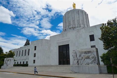 Oregon attorney general calls on state lawmakers to revisit non-unanimous jury verdicts