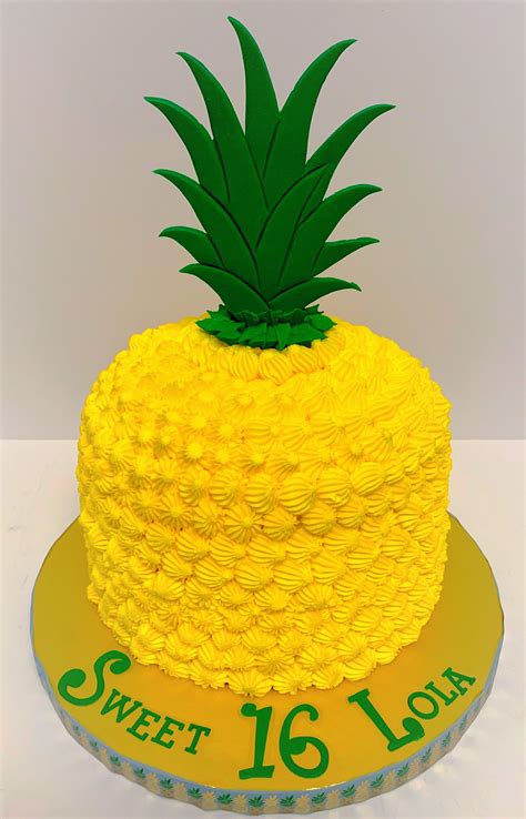 Pineapple 🍍 Cake | Pineapple decorated cake, Pineapple cake, Cake ...