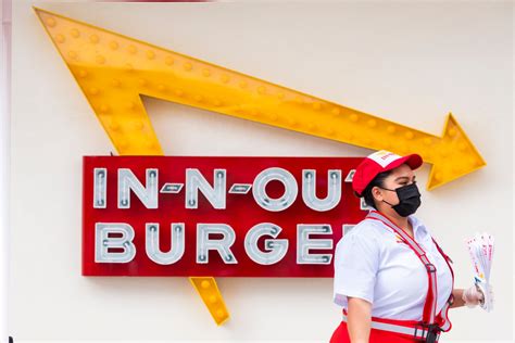 In-N-Out Burger opens a new drive-thru at its original OC location ...