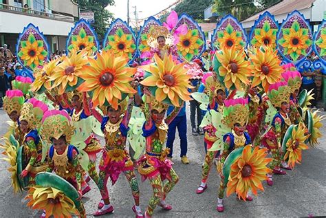 TRAVEL CENTRAL PHILIPPINES: Pintaflores Festival in San Carlos - Me? A Judge?!