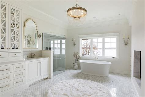 20 White Bathrooms that Bring Home Spa-Styled Relaxation - Decorpion