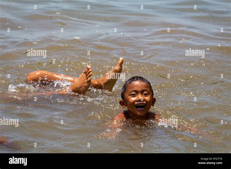 Laughing laos kids hi-res stock photography and images - Alamy