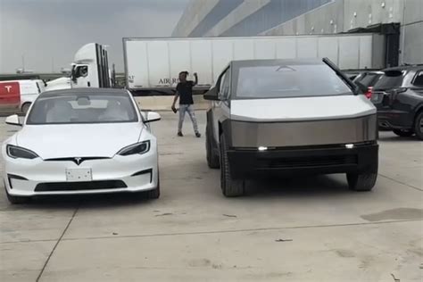 Model S vs. Cybertruck size comparison side-by-side (photo) | Tesla ...