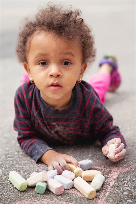 «Cute Child Drawing With Large Pieces Of Chalk» del colaborador de ...