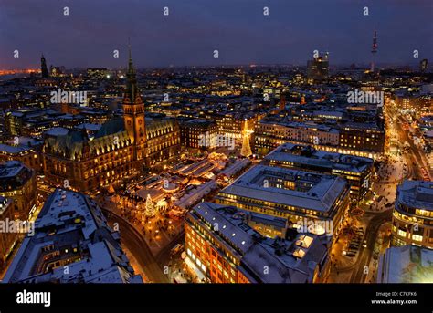 Traditional Hamburg Christmas Market, Town Hall, Rathausmarkt square, snow, city, Hamburg ...