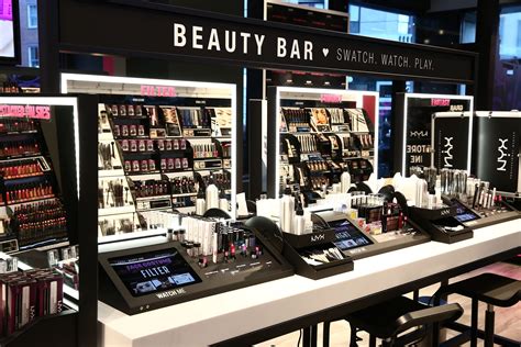 Luxury cosmetic store fixtures design with Make-up stations in mall for sale