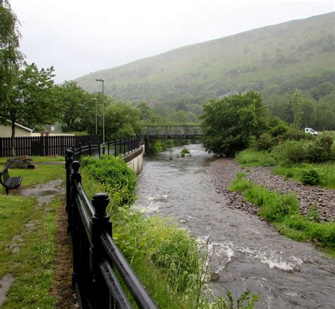 Rhymney River towards a bridge, New... © Jaggery cc-by-sa/2.0 :: Geograph Britain and Ireland