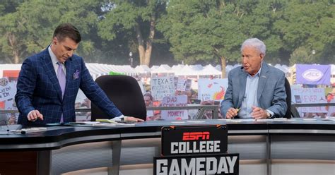 WATCH: Lee Corso Picks Texas Longhorns Over Alabama Crimson Tide on ...