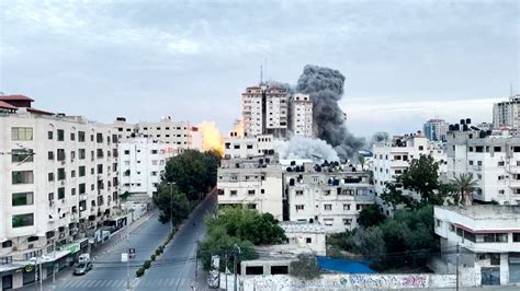 Israel Air Strikes Hit Gaza After Hamas Launches Surprise Attack | NTD