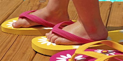 12 Best Flip Flops for Kids 2021 | Family Vacation Critic