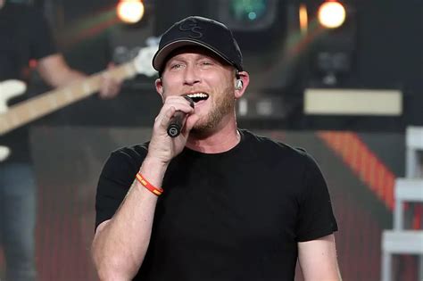 Cole Swindell Stays at the Top of the Radio Charts For a 4th Week