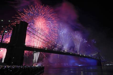 July 4th: See Brooklyn Bridge Lights Up With Over 70,000 Fireworks ...