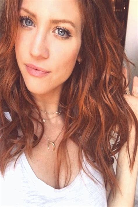 Brittany Snow aime ses cheveux roux | Light auburn hair, Coffee hair ...