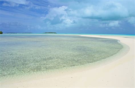 Premium Photo | Aitutaki and rarotonga lagoon, remote atolls in the middle of pacific ocean ...