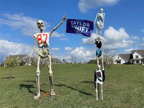 See the larger-than-life Taylor Swift Halloween decoration with a ...