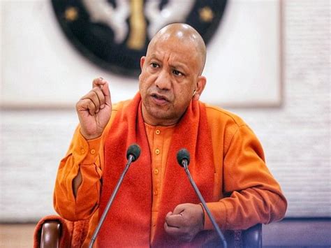 CM Yogi Adityanath offers prayers at Shri Kashi Vishwanath Temple ...