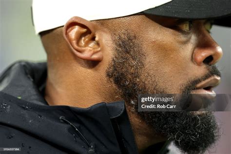 Pittsburgh Steelers head coach Mike Tomlin takes the field before the ...