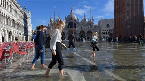 Tourists Wade Through Tidal Flooding in Venice (PHOTOS) | The Weather ...