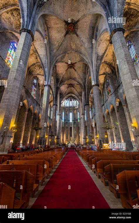 Basilica santa maria del mar interior hi-res stock photography and images - Alamy