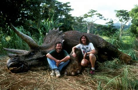 Production still of director Steven Spielberg on the set of "Jurassic Park". | Jurassic park ...