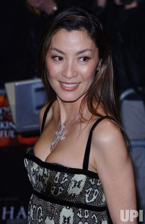 Photo: ACTRESS MICHELLE YEOH AT "MEMOIRS OF A GEISHA" BRITISH PREMIERE ...