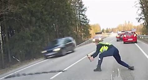 A Police Officer Deployed A Spike Strip With An Unbelievable Speed – Stopping A Speeding Car ...