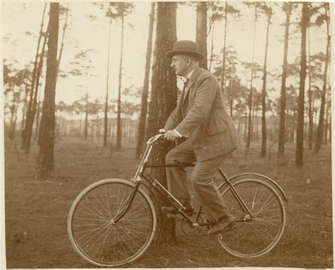 File:Man on bicycle.jpg - Wikipedia, the free encyclopedia