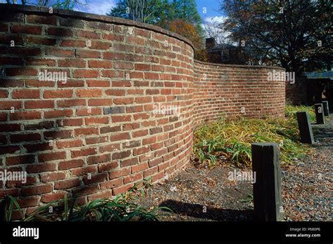 Crinkle crankle wall hi-res stock photography and images - Alamy