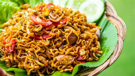 Resep Mie Goreng Spesial Bakso Sosis Telur - Food Fimela.com