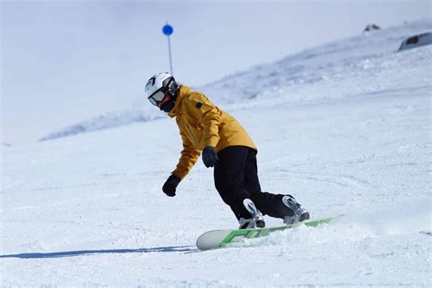 A Beginner's Guide: Basic Tips for Snowboarding - 360Guide