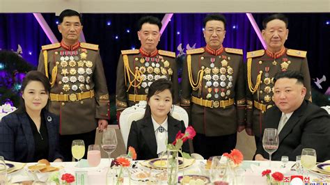 Kim Jong Un makes rare appearance with daughter at military banquet ...