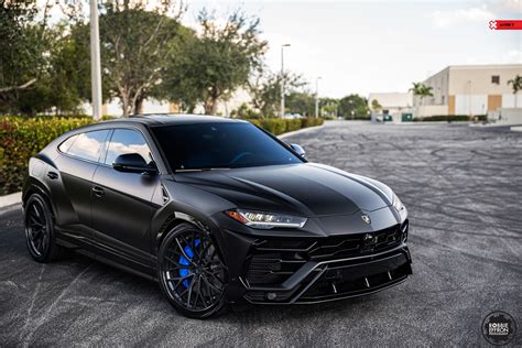 Descubrir 59+ imagen lamborghini urus all black - Abzlocal.mx