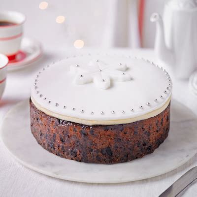 Delia's simple decoration for a Christmas cake | Christmas baking, Christmas cake, Christmas food