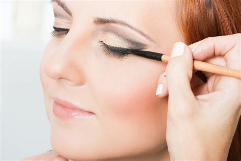 The Eyeliner Mistake You're Making That Could Damage Your Eyes - NewBeauty