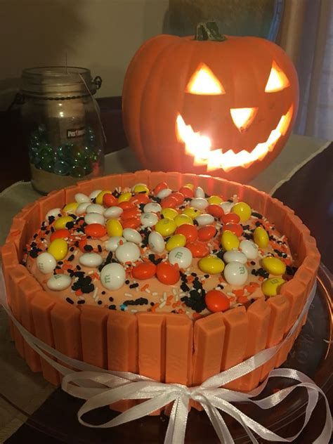 Kit Kat Halloween cake | Halloween cakes, Pumpkin carving, Pumpkin