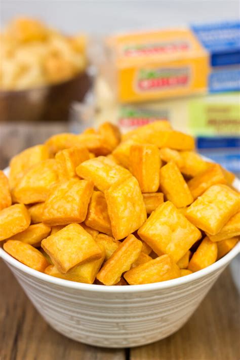 Homemade Cheddar Cheese Crackers | Spicedblog