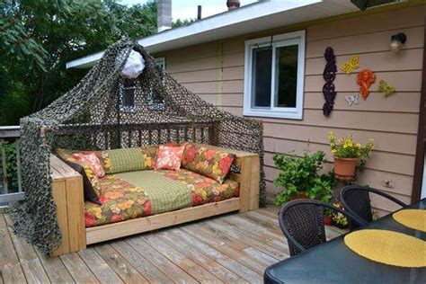 6 DIY Charming Pallet Daybed Ideas | 101 Pallets