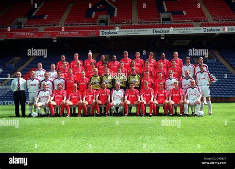 PA NEWS PHOTO 4/8/98 SQUAD AND MANAGEMENT PHOTO LINE-UP OF CRYSTAL ...