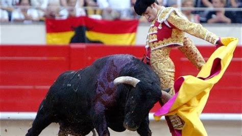 Best Bull Fight technique |full bullfighting in Spain very dangerous ...